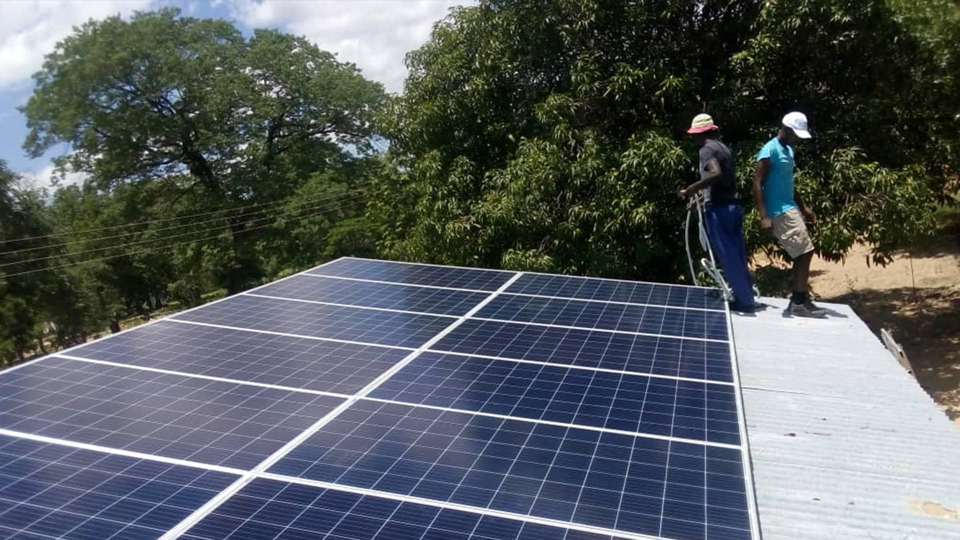 Paneles solares para el Hospital de Kariyangwe